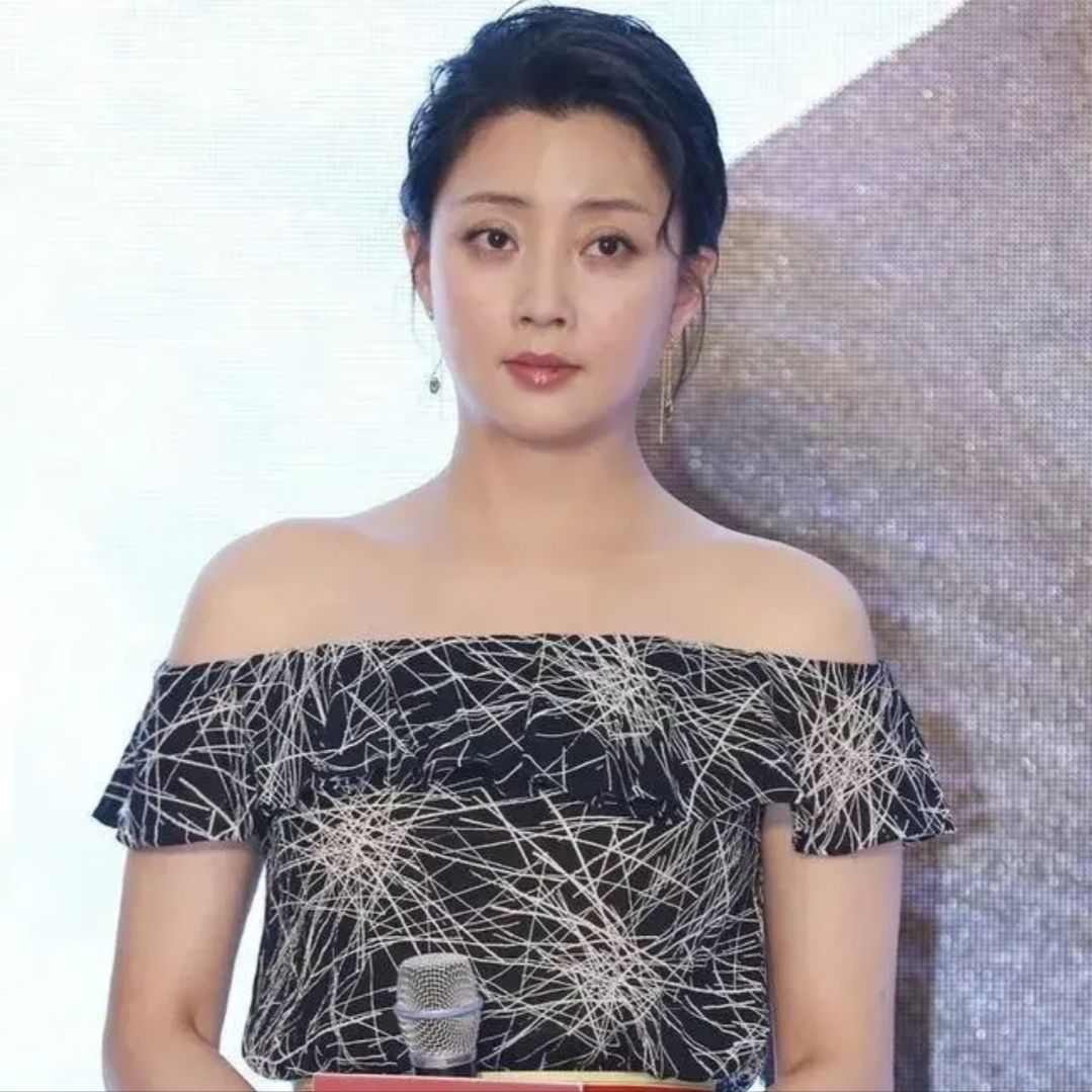 一天，殷桃的妈妈看着殷桃，突然来了一句：“你看我把你生得也还行，为什么你都40了