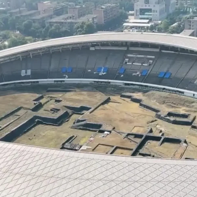 自从成都体育中心发掘明代蜀王府后，这块宝贵的土地就一直闲置着。为了保护遗址，体育