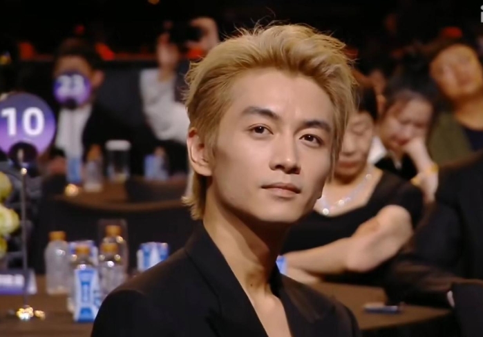 尖叫之夜上，一头金发的陈晓，看着又帅又有型。同以前相比，陈晓瘦的非常明显，他减肥