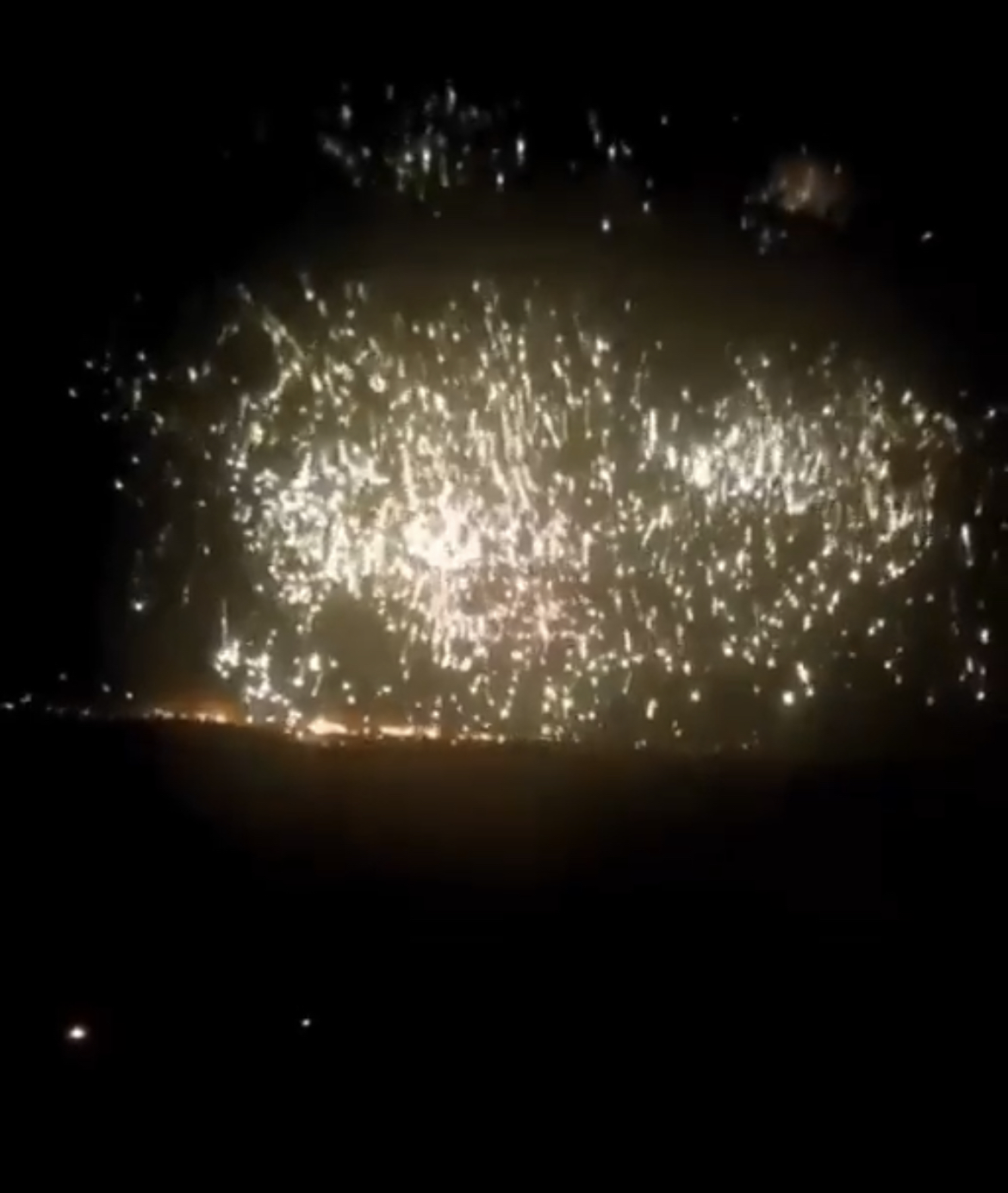 俄军放大招了，数千枚燃烧弹点亮夜空，乌军阵地陷入烈焰火海。9月18日夜间，俄军在