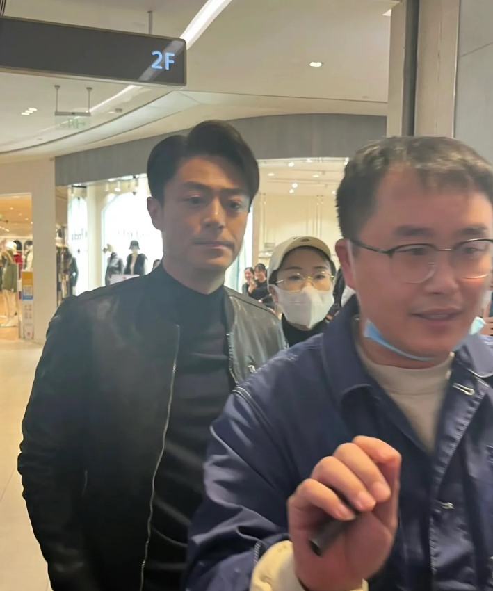 上海七宝万科广场偶遇霍建华、朱珠拍戏！
霍建华跟电视上长一样，浓眉大眼长睫毛，脸