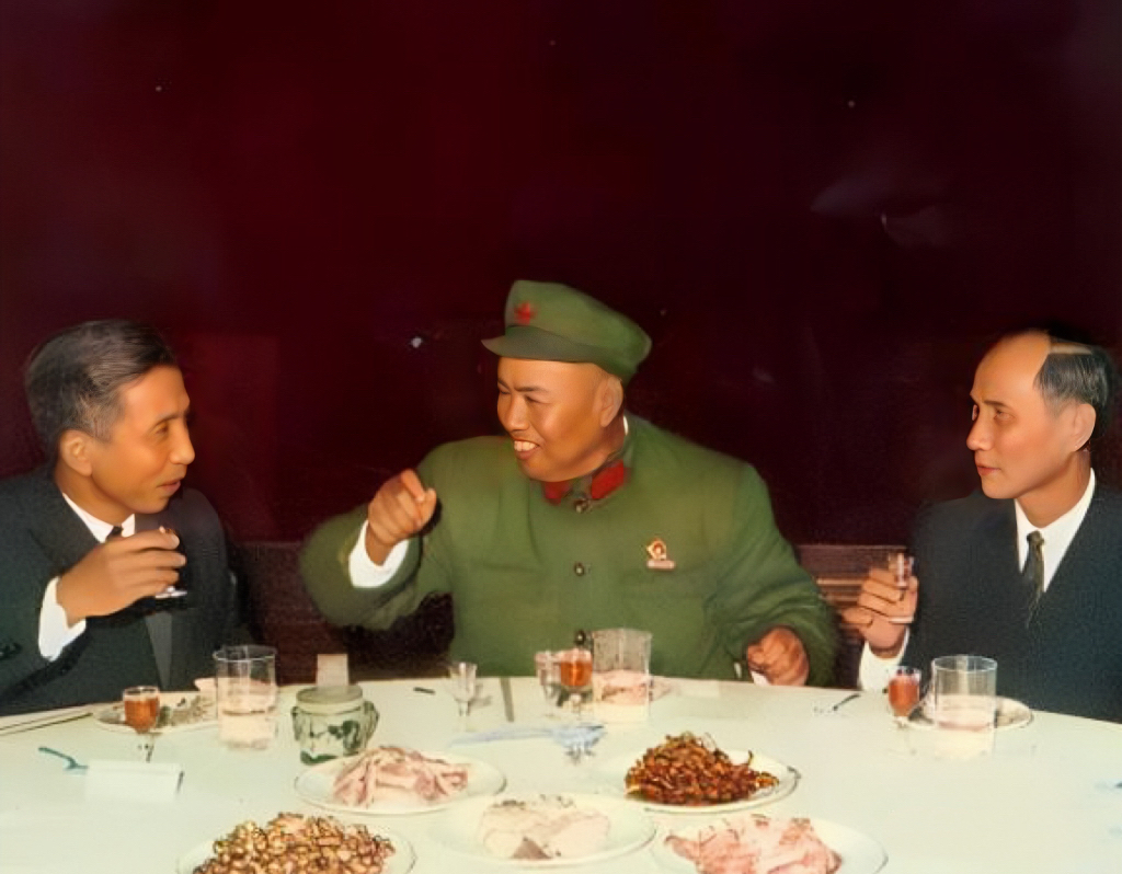 许世友将军的酒量惊人，诚不欺我！连西哈努克亲王都十分钦佩这位“酒中军神”。197
