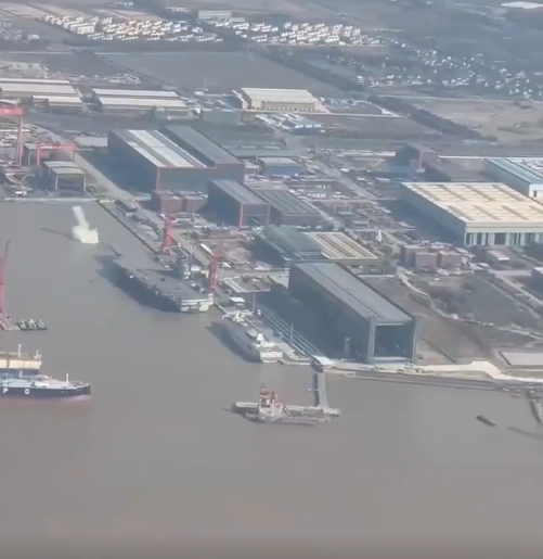 一道红光冲出甲板，福建舰迎来历史性时刻

最近社交网络上终于流传出福建舰在码头港