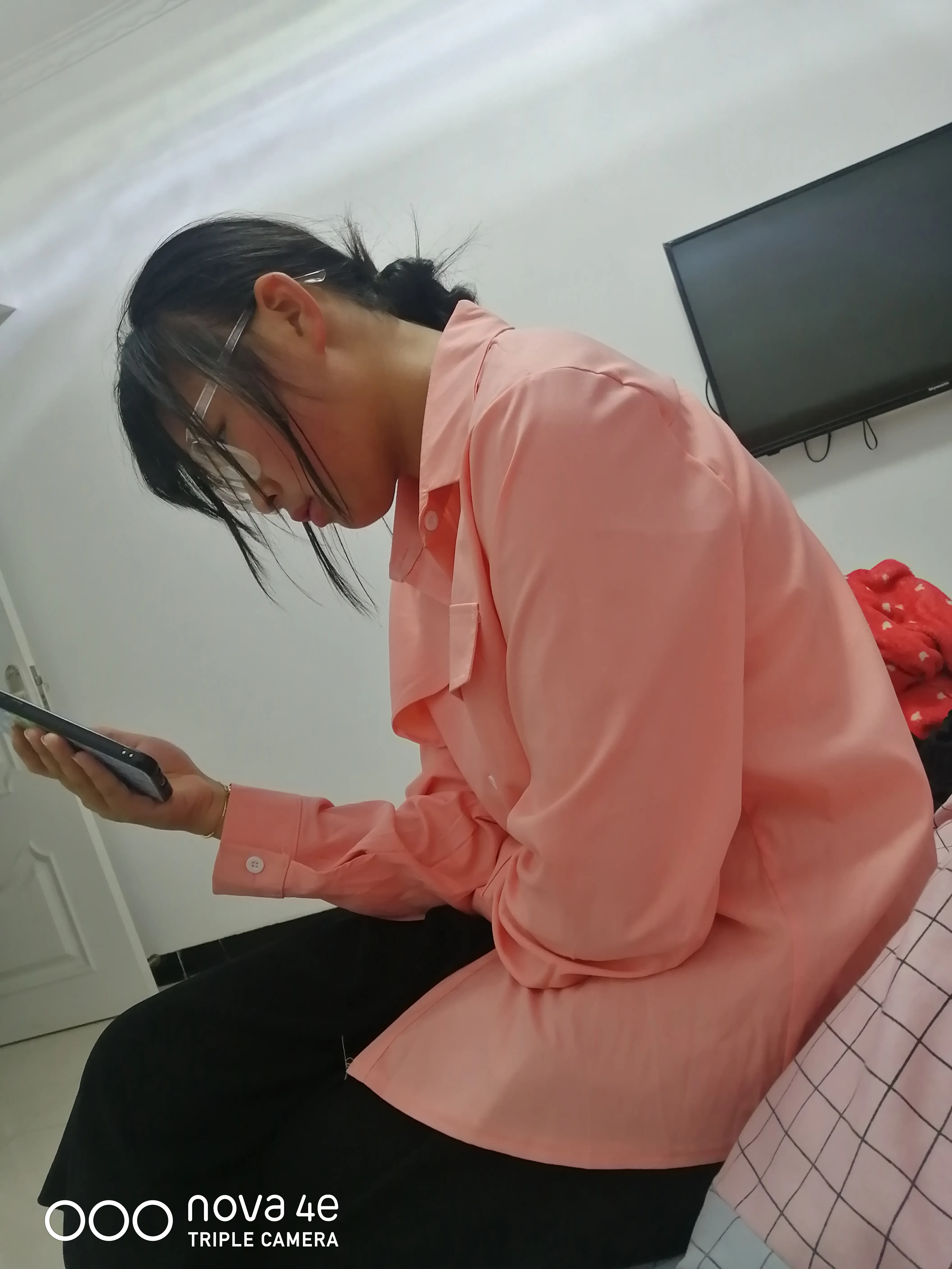 俺闺女17岁了，今年上高三，再有几个月就十八岁生日了。我从来不敢给别人说，一是怕