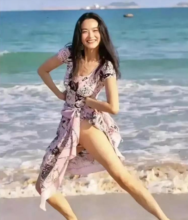 少女时期的林青霞背对蔚蓝大海，拍下这张清新脱俗的美照。披肩长发，随性自在，轻松自