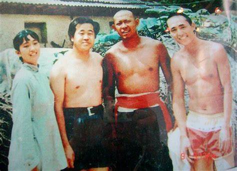 那一年，是三个男人和一个女人共同起飞的一年。

他们分别是张艺谋、莫言、​姜文还