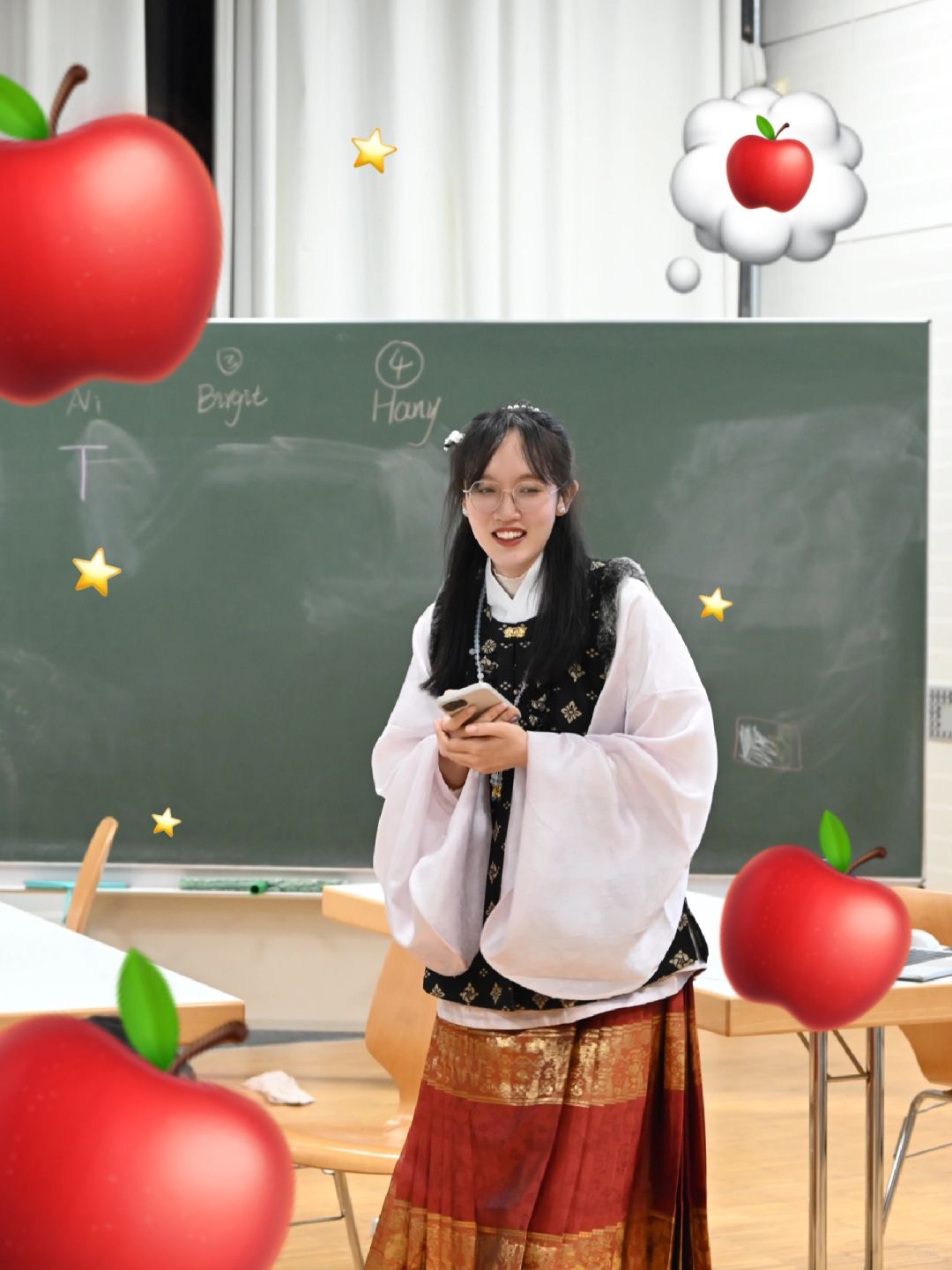 🇩🇪TUM读博Plog|汉服跟圣诞party很配
圣诞party穿着明制去炸