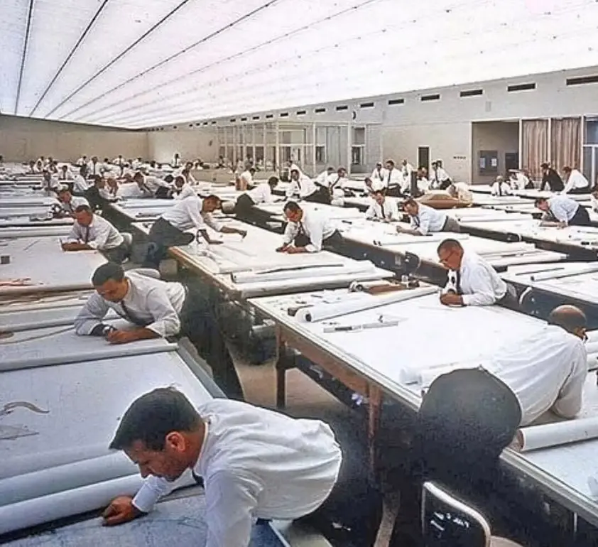开发CAD的真是个天才！在1982年，CAD出来之前，画图是站在画的，也就是一天