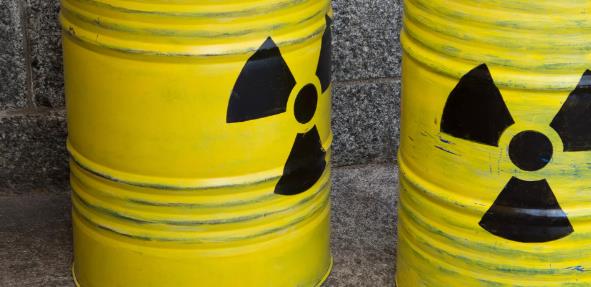 
伊朗透露了一个很炸裂的消息，美国公司正从伊朗买入重水。重水实际上就是核反应堆所