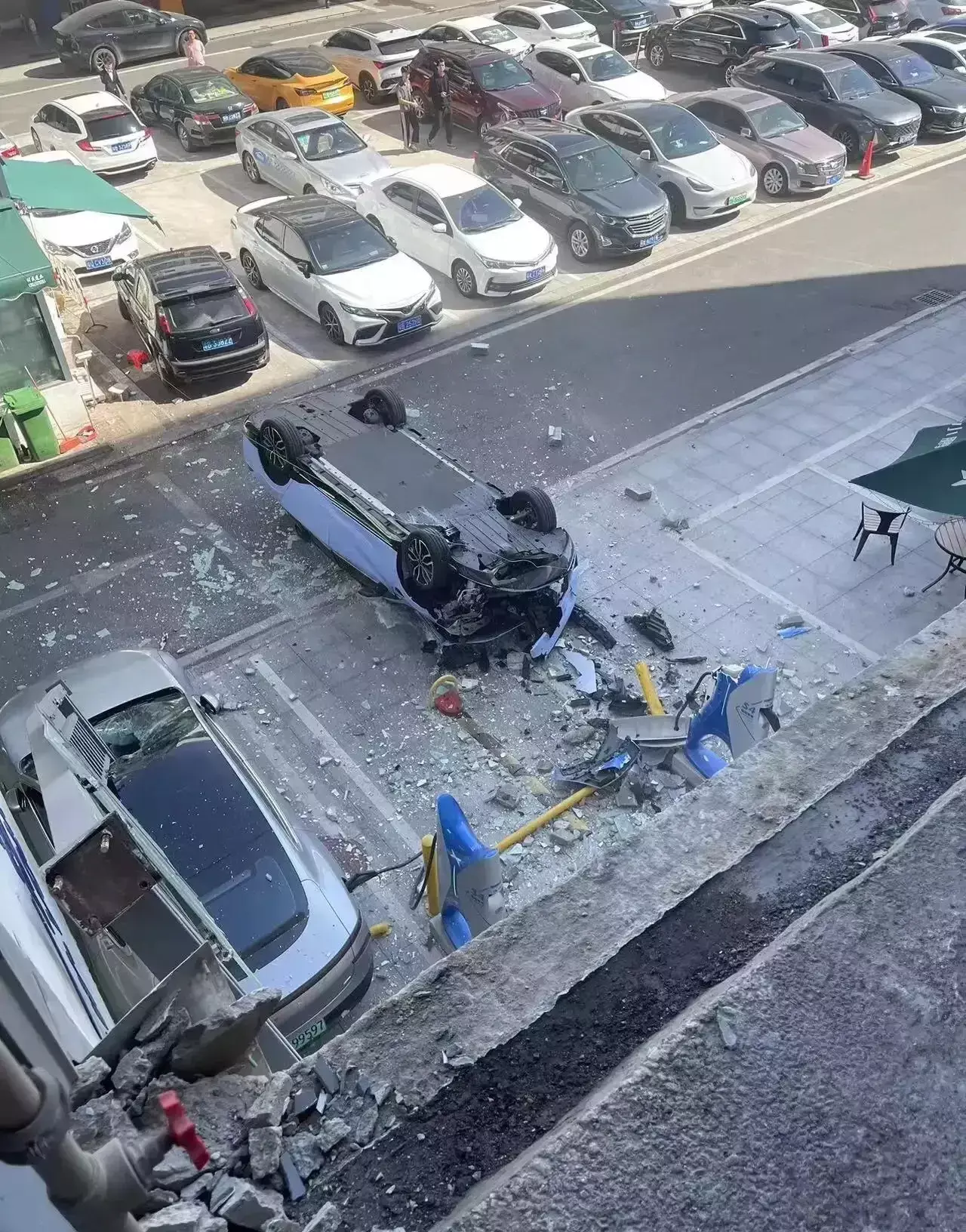 有些人不适合做司机啊……
小鹏也无语！