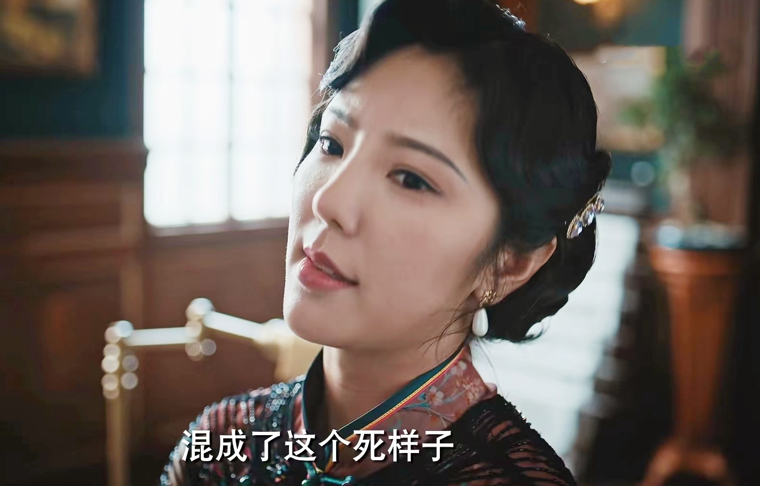 《梅花红桃》：大结局张淑云好端端地为何突然疯了？

张淑云出卖了罗冠群跟了内田直