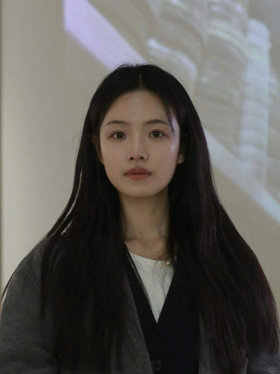 方圆脸.越简单越漂亮
发现自己不适合花衣服和浓妆
妆造越简单反而越好看…
有姐妹