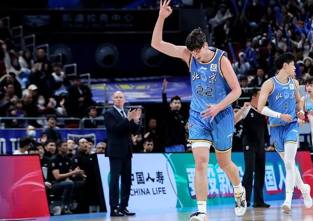 最怕冷的两个人！沃特斯谈自己和马尚穿着厚厚的羽绒服：
“我们两个应该是我们球队里