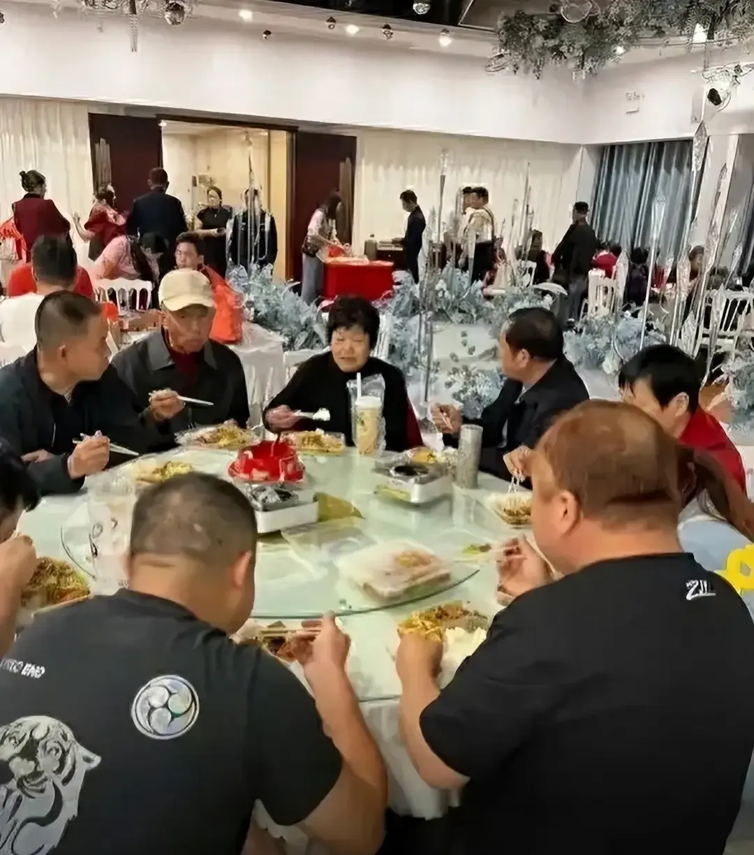 天大的笑话：武汉婚礼上每人一份盒饭，宾客原地炸裂
武汉某婚礼采用12元盒饭替代传