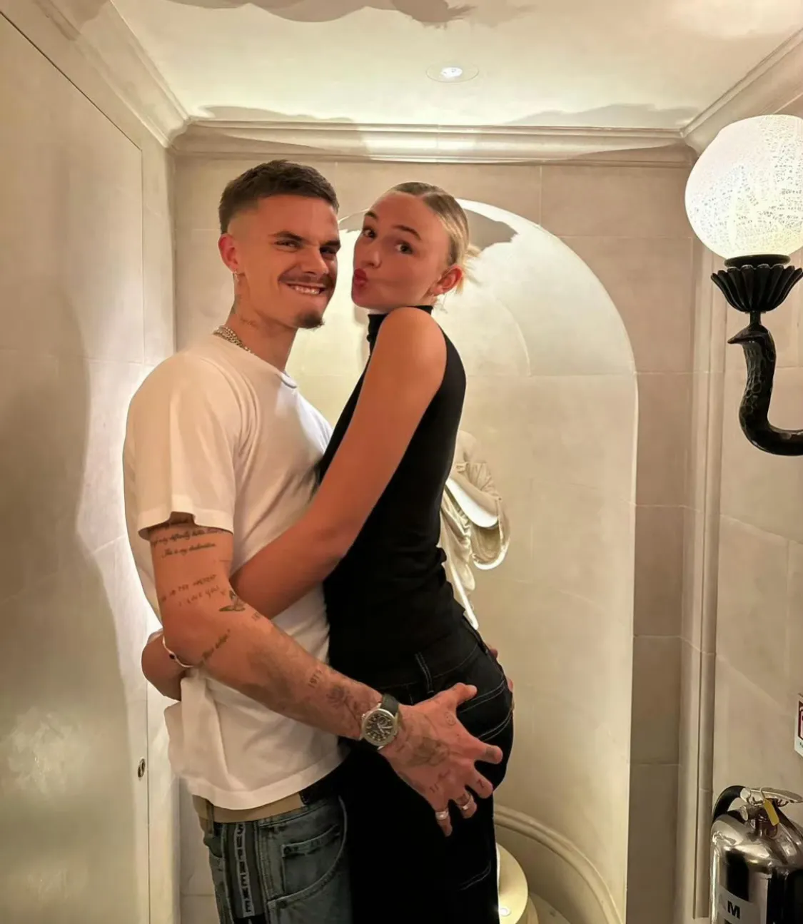 贝克汉姆二儿子和他的女朋友合照，虽然他才21岁，但看着好成熟，也没有爸爸帅气。