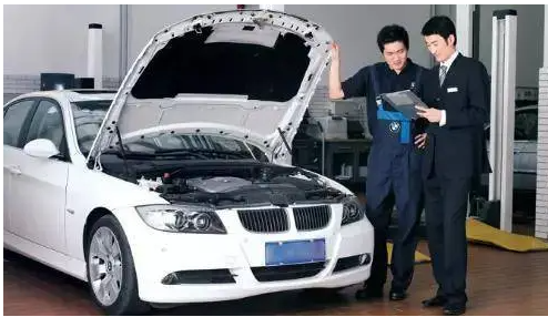 拥有一辆价值10万元的汽车，一年的开支大概如下：

1. 保险费：约3000元/
