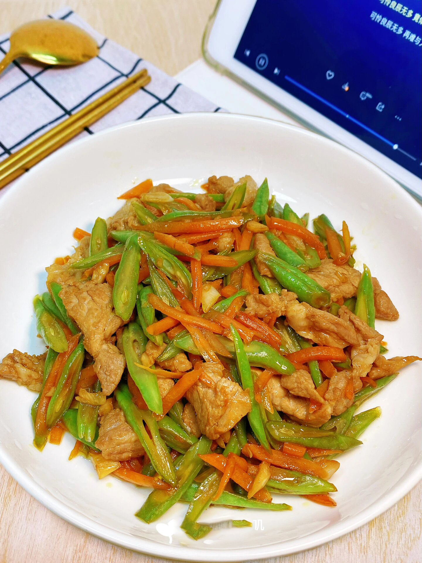 炒菜新招！我愿意称这道四季豆胡萝卜炒肉为yyds，真的巨好吃

【四季豆胡萝卜炒