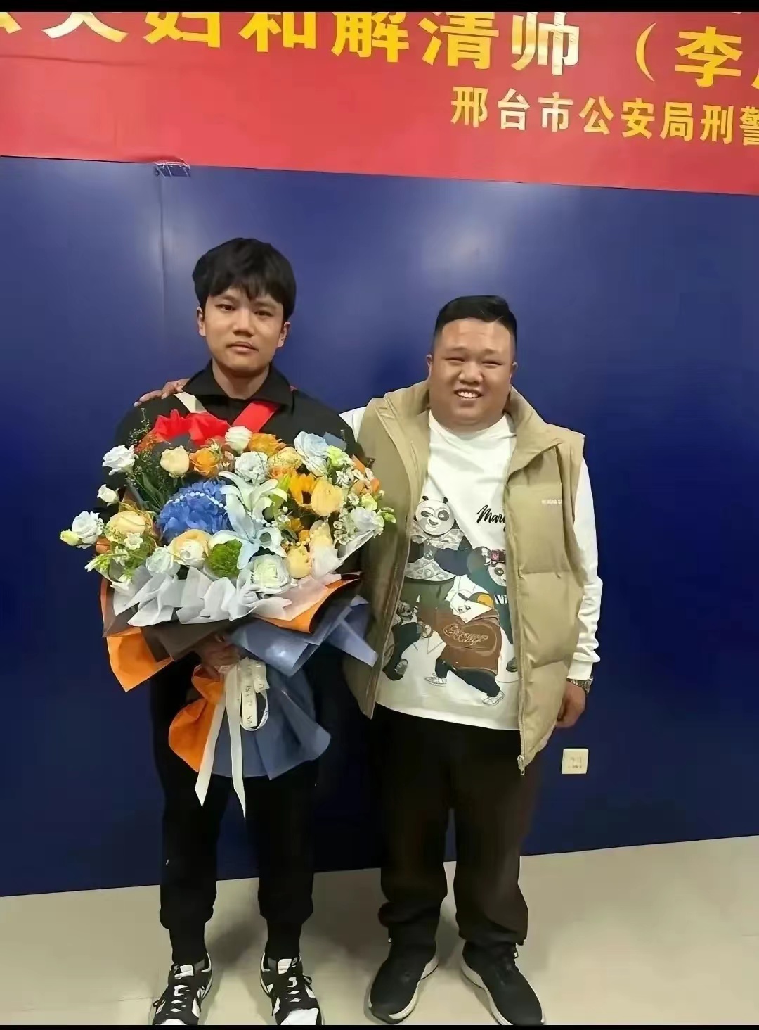 亿万富豪找到了亲生儿子。只是这个儿子解清帅从网上看到的照片表情里基本无任何喜悦的