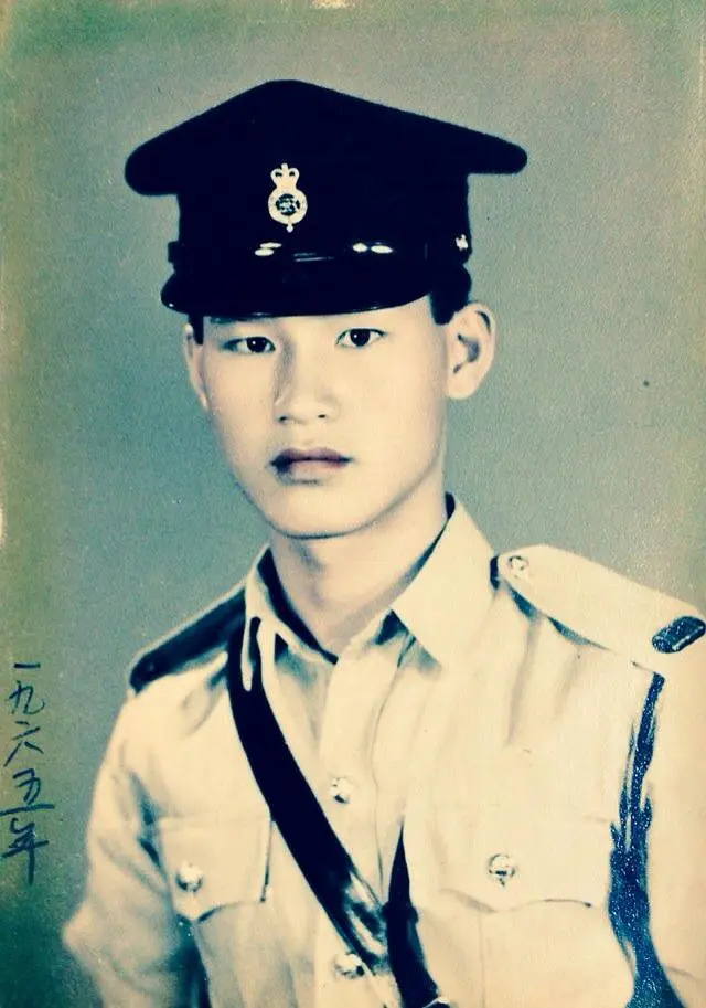 香港有不少演员，入行前曾是警察。

比如陈惠敏，曾在惩教署当狱警，之后又在警务处