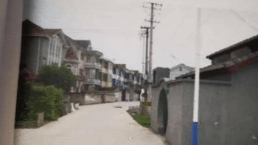 22岁女孩公厕产子，事后丢至垃圾堆，女孩：他没了对大家都有好处