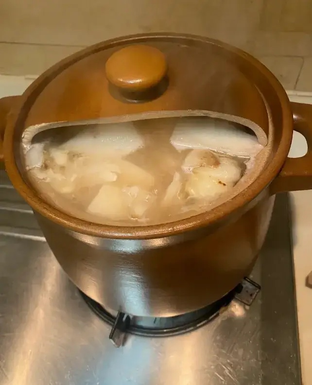 花600块买的炖锅，今天一不小心把它摔坏了，心疼得我直吸凉气。就在我心灰意冷的时