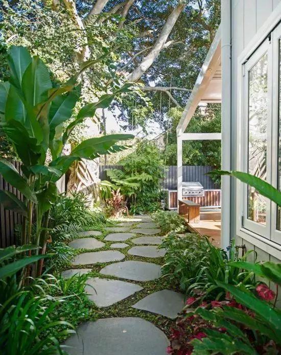 打造一款最美乡下庭院，木栏围成篱笆···
如果乡下有一块地
盖一栋喜欢的房子
在