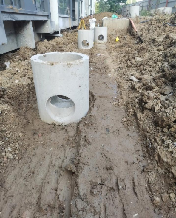 入职的是一家小公司的施工员，我与老板达成了一项协议：试用期为一个月，月薪为800