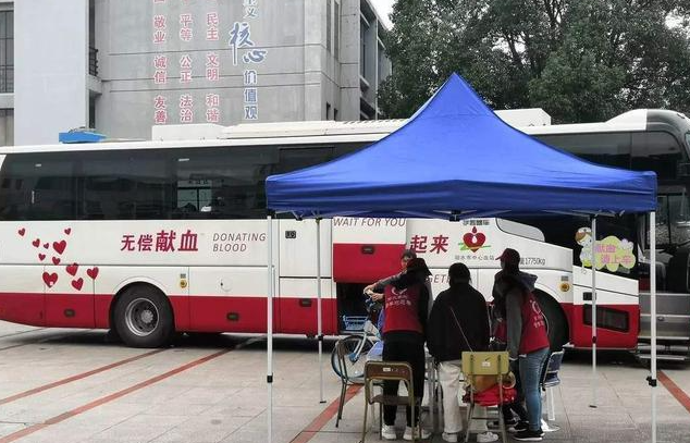 今天白天路过一辆献血车，一个护士塞给我一张献血光荣的宣传单，我不好意思拒绝就接过