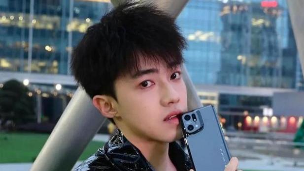 刚分手渣男，我一转身，就被粘人大叔给堵上了