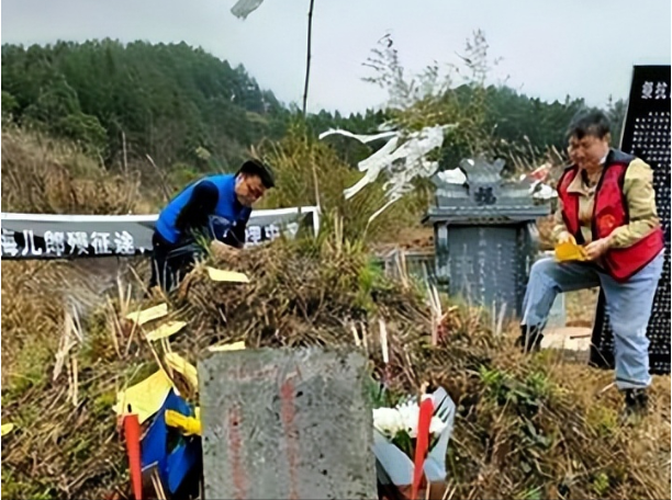 贵州女子给母亲扫墓，发现不远处的孤坟长满了荒草，出于善意，女子将坟墓清理了一番，