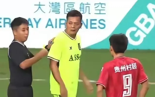 香港明星足球队大家都知道，是一帮60岁上下的老人家组成。而足球运动是一项身体对抗