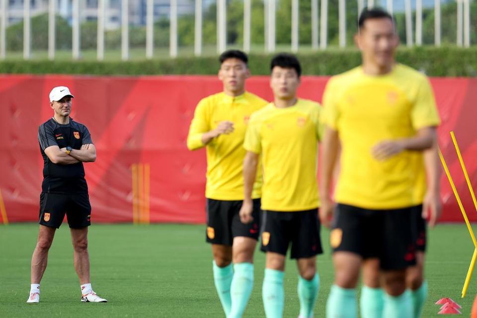 被中国香港逆转后，国足主帅扬科维奇选择取消休假1天的计划，并且要求国脚一天三练并