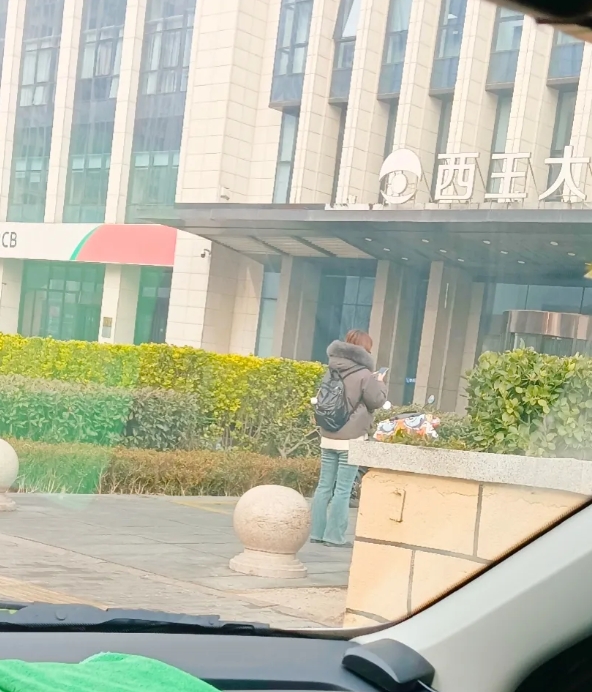 今天刚接到这个订单的时候儿，我还没有想到会遇上一个熟人。

她上了车，对上号，我