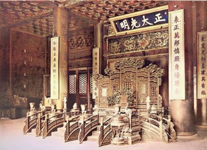 慈禧出逃后，日本人拍摄的紫禁城宫殿。八国联军侵华战争的时候，清军在故宫东华门部署