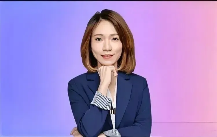 广东省佛山市最新女富豪揭晓:
何颖，1986年生于梅州兴宁，毕业于加拿大西安大略