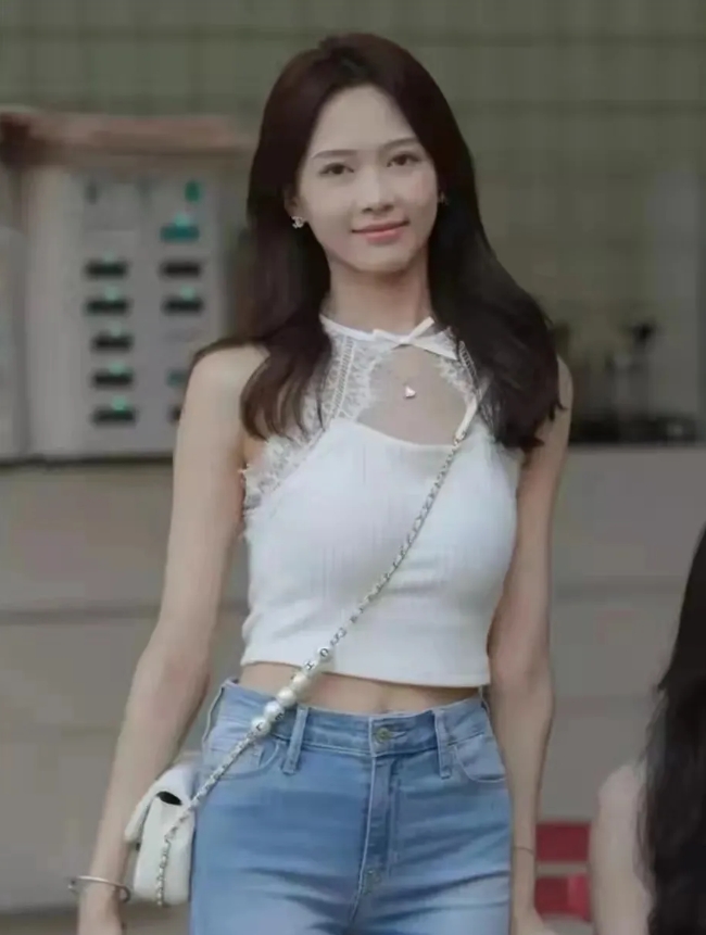 我女儿最近顺利从985山东大学博士毕业了，如今在青岛的一所高校工作。月薪嘛，说出