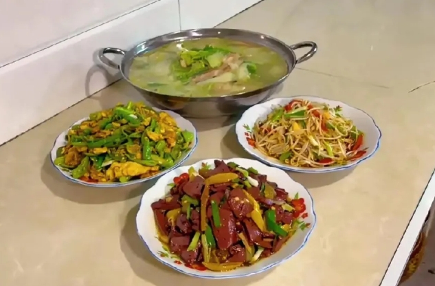最近我发现了一个令我特别讨厌的儿媳妇的行为。她每天早上总是八九点钟才起床，这本身