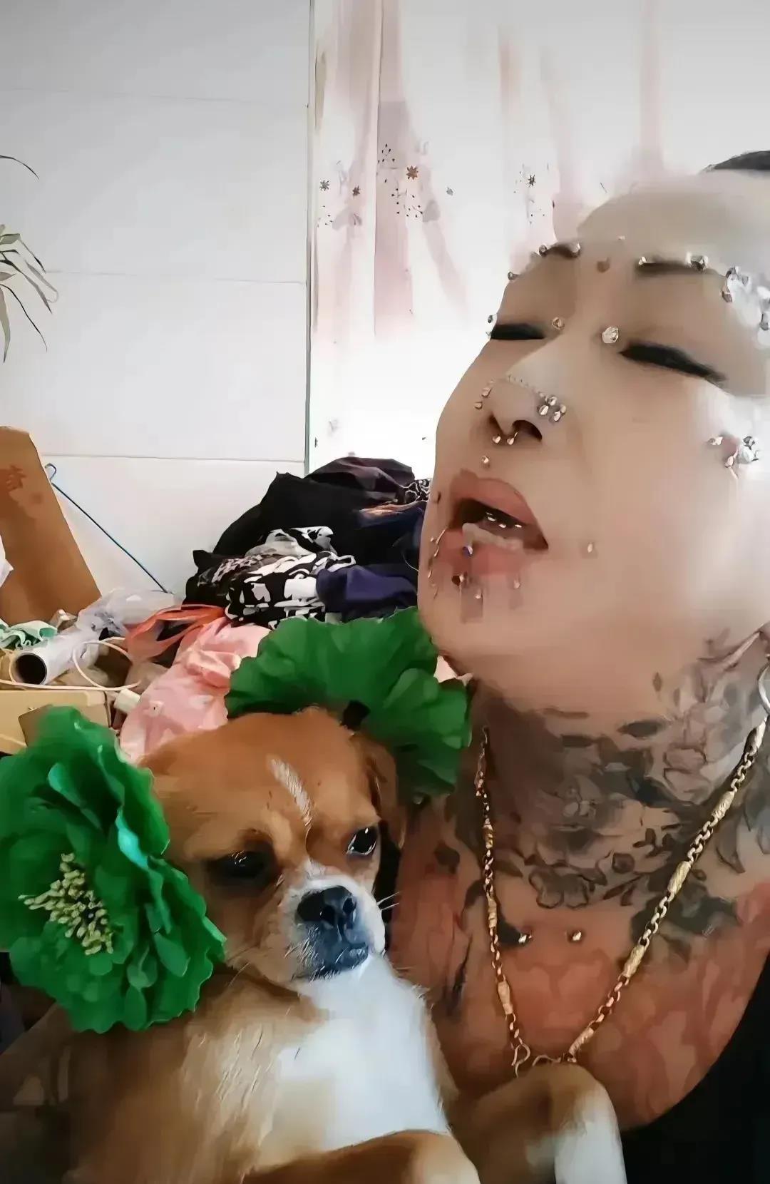 看这大妈都一大把年纪了，还没活明白吗？镶了一脸的钻石想干嘛？还一副欲死欲仙的样子