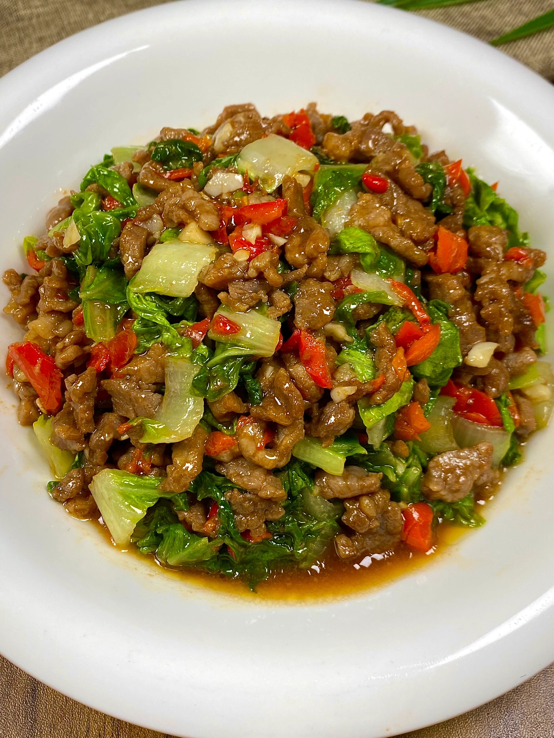 青菜炒牛肉，香辣下饭，牛肉炒得嫩嫩的，软嫩香甜，青菜爽口～
酱汁拌米饭也香得嘞，