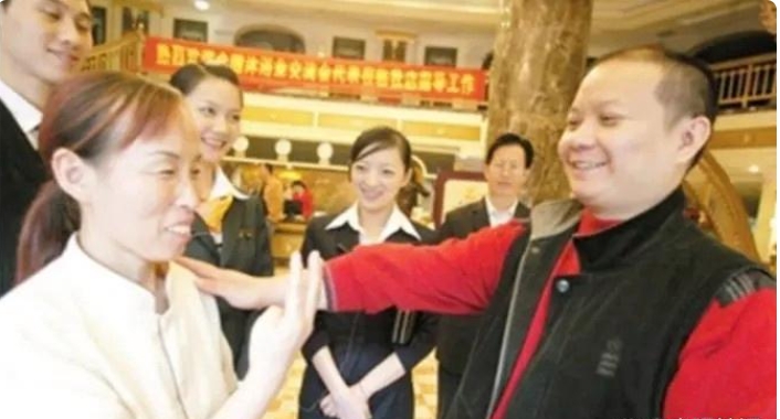 重庆一亿万富豪，曾花6000多万给员工们买房子，送员工十几辆保时捷，而等他破产后