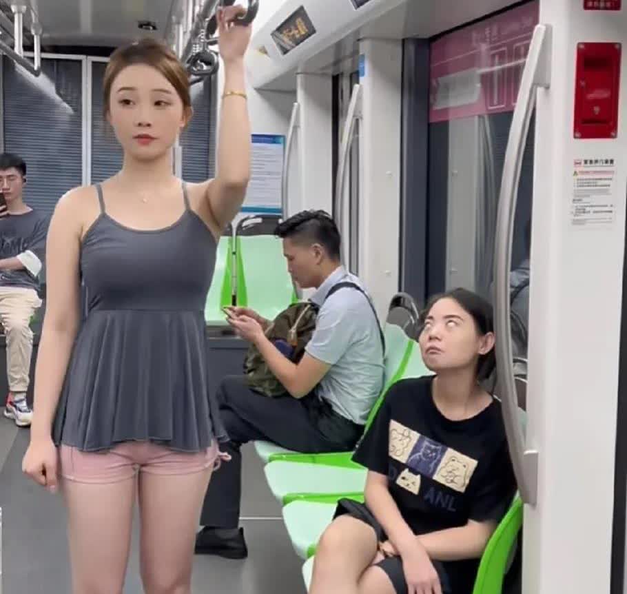 地铁上出现的美女引起了人们的注意，她的甜美笑容给人留下了深刻印象。大家纷纷分享她
