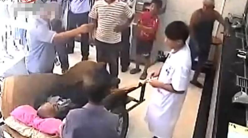 父亲病危儿子代取救命钱，银行却逼他亲自来取，老人抬进银行猝死