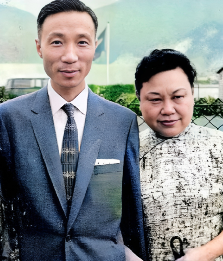 这是邵逸夫与自己大5岁的妻子黄美珍在一起合影。邵逸夫曾说黄美珍是一等一的好妻子，