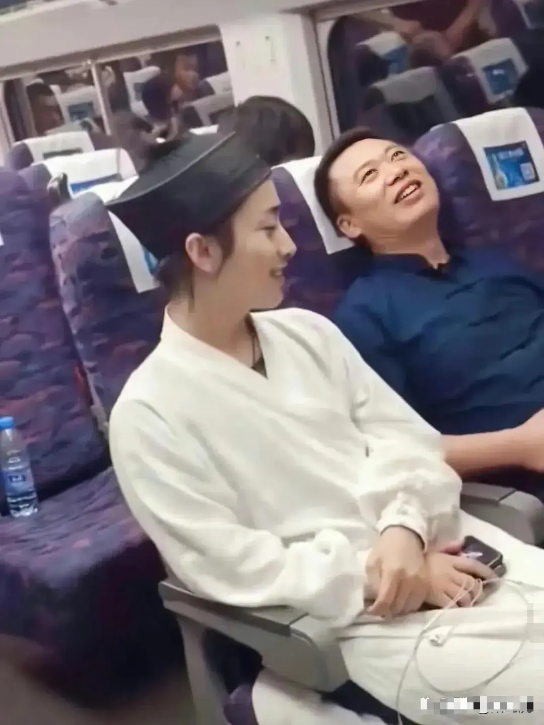 看得出，大叔是非常开心的。也许他在想，这真叫缘啊！