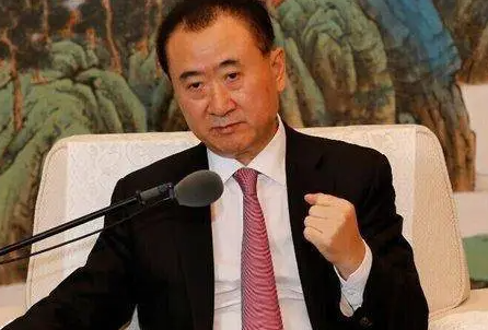 让年近70岁的王健林再次面临难关。
日前从知情人士处获悉，珠海万达商管的投资者拒