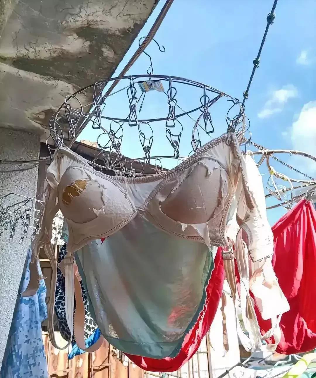 从这件胸罩被一层层撕开，又被女主人洗干净，挂在青苔尚存的屋檐下晾干，我们就知道家