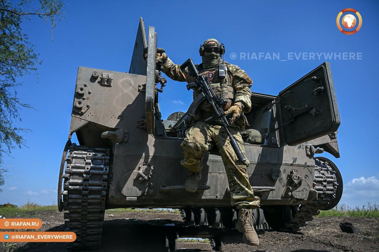 俄军空降兵司令暴露俄军精锐伞兵损失数字，已经至少有8500名俄军伞兵负伤。，俄军