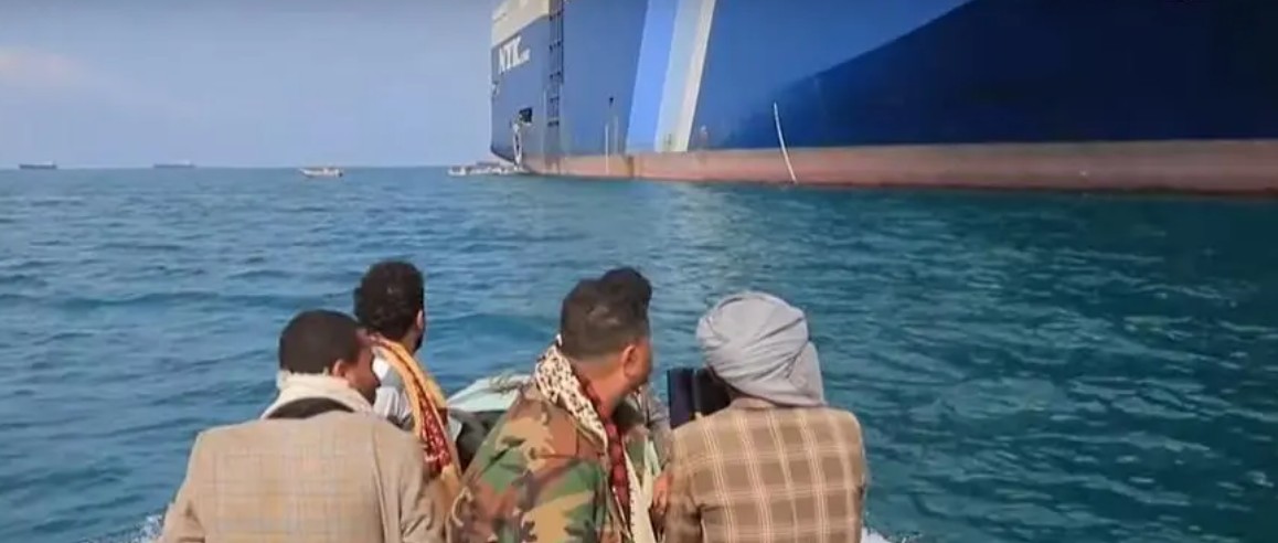 胡塞武装公然讽刺西方，银河领袖货轮为景点。在也门当地时间29日，被胡塞武装扣押两