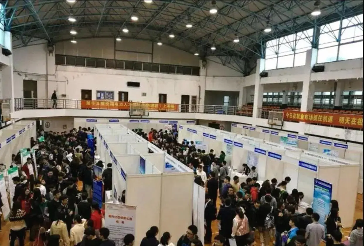 目前的招聘现状
1、大专的不要（学历低）
2、刚毕业的不要（没经验）
3、30岁