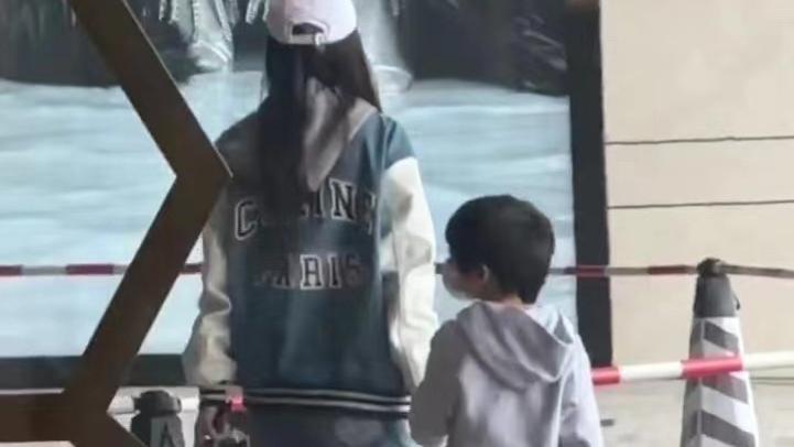 网友偶遇杨颖带儿子逛街，5岁小海绵长高不少，现身演唱会惹争议